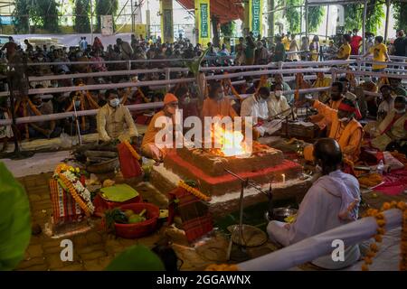 Priester versammeln sich um das Feuer während der Janmashtami-Feier. Janmashtami, die Geburt von lord Sri Krishna und eines der wichtigsten Feste der Hindu-Gemeinschaft, wird am Montag im ganzen Land mit gebührender religiöser Inbrunst gefeiert. Am 30. August 2021 in Dhaka, Bangladesch. (Foto von Sazzad Hossain / Eyepix Group) Stockfoto