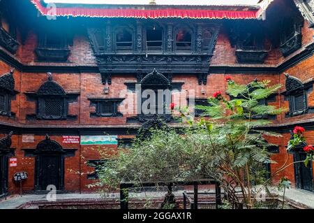 Innenhof des Kumari Ghar, Palast der lebenden Göttin Kumari auf dem Kathmandu Durbar Platz, Nepal, vor dem Erdbeben von 2015 Stockfoto