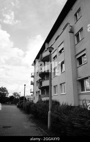 POZNAN, POLEN - 10. Jun 2017: Eine vertikale Aufnahme eines Fußweges in der Nähe eines Mehrfamilienhauses im Bezirk Stare Zegrze, Posen, Polen Stockfoto