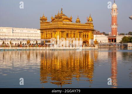Der Goldene Tempel (auch bekannt als Harmandir Sahib, beleuchtet. 'Wohnsitz Gottes' oder Darbār Sahib, was soviel wie 'erhabener Hof' bedeutet) ist eine Gurdwara (Versammlungsort und w Stockfoto