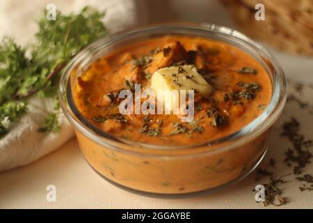 Butterhuhn aus gegrillten Hähnchenstückchen, gekocht in buttrig-cremiger Tomatensoße, serviert mit kerala Parotta, einem geschichteten Fladenbrot aus Maida. Thi Stockfoto