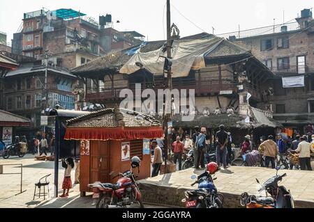 Silyan SATA, auch bekannt als Silyan Sattal und Singha Sattal, ein Tierheim in Kathmandu neben der Kasthamandap, vor dem Erdbeben von 2015 Stockfoto