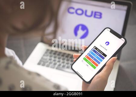 Charkow, Ukraine - 25. August 2021: Frau benutzt Coub-Anwendung und hält Smartphone, Nahaufnahme Stockfoto