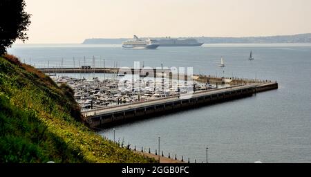 Der Hafen von Torquay mit den Kreuzfahrtschiffen Eurodam und Marella Explorer ankerte während der Coronavirus-Pandemie in Torbay. Stockfoto