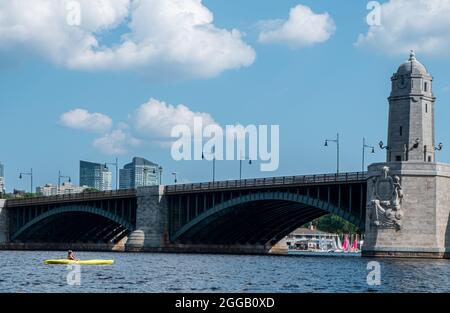 Die Longfellow Bridge ist eine Stahlrippenbogenbrücke, die den Charles River überspannt und Bostons Beacon Hill-Viertel mit dem Kendall Square-Gebiet verbindet Stockfoto