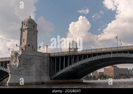 Die Longfellow Bridge ist eine Stahlrippenbogenbrücke, die den Charles River überspannt und Bostons Beacon Hill-Viertel mit dem Kendall Square-Gebiet verbindet Stockfoto
