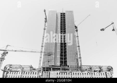 LUSAIL, KATAR - 01. Aug 2018: Ein grauer niedriger Winkel eines Bauwerks in Lusail City in Katar Stockfoto