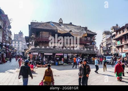 Silyan SATA, auch bekannt als Silyan Sattal und Singha Sattal, ein Tierheim in Kathmandu neben der Kasthamandap, vor dem Erdbeben von 2015 Stockfoto