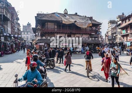 Silyan SATA, auch bekannt als Silyan Sattal und Singha Sattal, ein Tierheim in Kathmandu neben der Kasthamandap, vor dem Erdbeben von 2015 Stockfoto