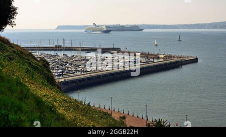 Der Hafen von Torquay mit den Kreuzfahrtschiffen Eurodam und Marella Explorer ankerte während der Coronavirus-Pandemie in Torbay. Stockfoto