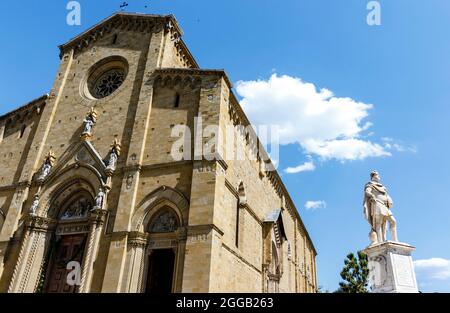 Statue von Ferdinando I de' Medici, Großherzog der Toskana, in der Höhe der Kathedrale von Arezzo im historischen Zentrum von Arezzo, Toskana, Italien, E Stockfoto