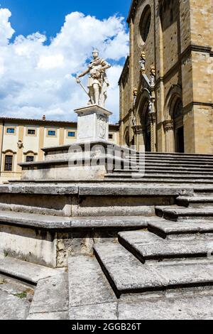 Statue von Ferdinando I de' Medici, Großherzog der Toskana, in der Höhe der Kathedrale von Arezzo im historischen Zentrum von Arezzo, Toskana, Italien, E Stockfoto