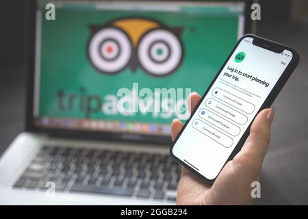 Charkow, Ukraine - 25. August 2021: TripAdvisor App-Logo auf dem Handy-Bildschirm, Nahaufnahme Stockfoto