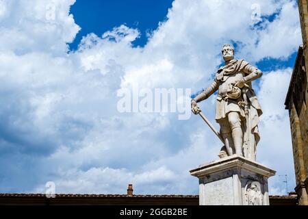 Statue von Ferdinando I de' Medici, Großherzog der Toskana, in der Höhe der Kathedrale von Arezzo im historischen Zentrum von Arezzo, Toskana, Italien, E Stockfoto