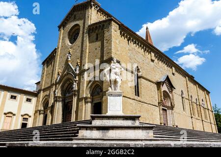 Statue von Ferdinando I de' Medici, Großherzog der Toskana, in der Höhe der Kathedrale von Arezzo im historischen Zentrum von Arezzo, Toskana, Italien, E Stockfoto