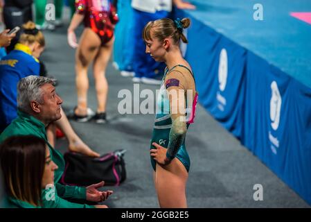 Melbourne, Australien. Dezember 2014. Die Australierin Kate Sayer spricht mit ihrem Trainer Mihai Brestyan während der Melbourne Artistic Gymnastics World Cup in der John Cain Arena. Kredit: SOPA Images Limited/Alamy Live Nachrichten Stockfoto