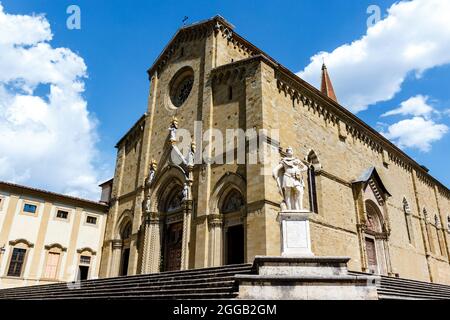 Statue von Ferdinando I de' Medici, Großherzog der Toskana, in der Höhe der Kathedrale von Arezzo im historischen Zentrum von Arezzo, Toskana, Italien, E Stockfoto