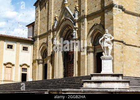 Statue von Ferdinando I de' Medici, Großherzog der Toskana, in der Höhe der Kathedrale von Arezzo im historischen Zentrum von Arezzo, Toskana, Italien, E Stockfoto