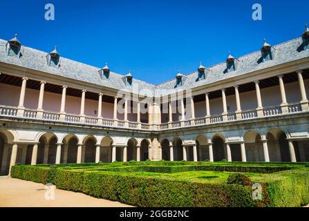 Kloster im Herrerstil und Teil der Gärten des Klosters San Lorenzo de el Escorial. Stockfoto