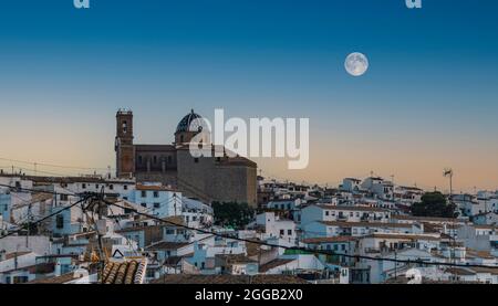 Blick in der Abenddämmerung auf die Stadt Altea in Alicante mit ihrer Kirche oben und Vollmond am Himmel. Stockfoto