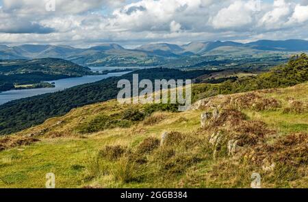 Der Blick über Windermere Richtung Dunmail erhebt sich vom Gipfel des Gummers How Lake District. Dies wurde im August letzten Sommers an einem schönen Tag aufgenommen. Stockfoto