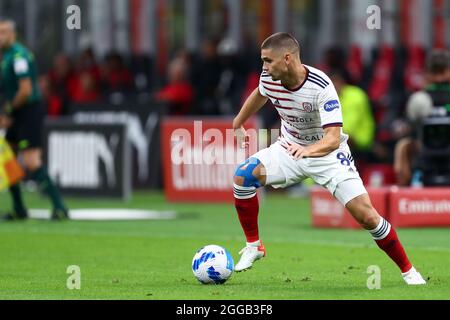 Mailand, Italien. 29. August 2021. Razvan Marin von Cagliari Calcio steuert den Ball während der Serie A Spiel zwischen AC Mailand und Cagliari Calcio im Stadio Giuseppe Meazza . Stockfoto