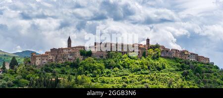 Seggiano, ein mittelalterliches Dorf und eine Festung in der Region Monte Amiata, Toskana, Italien. Die steinernen Gebäude auf einem Hügel und einer Felsklippe thronen vor Dramatik Stockfoto