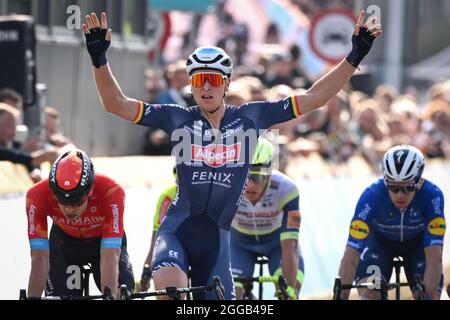 Der Belgier Tim Merlier von Alpecin-Fenix feiert, als er die Ziellinie überquert, um die erste Etappe der Benelux-Radtour zu gewinnen, die 169,6 km von Surhui entfernt liegt Stockfoto