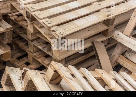 Ein Stapel von Holzpaletten Stockfoto