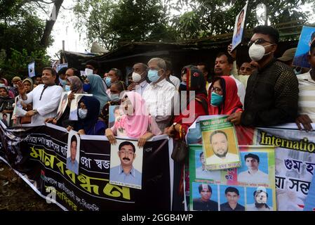 Dhaka, Bangladesch. August 2021. Angehörige halten Portraits ihrer vermissten Familienmitglieder bei einer Veranstaltung der Bangladesh Nationalist Party am Internationalen Tag der Opfer erzwungener Verschwindenlassen in Dhaka, Bangladesch, am 30. August 2021. Kredit: Mamunur Rashid/Alamy Live Nachrichten Stockfoto