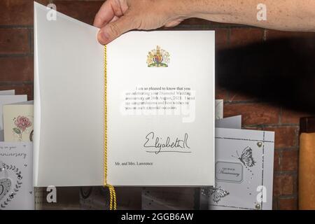 Eine Karte oder ein Telegramm der Königin zur Feier eines 60. Oder diamantenen Hochzeitstages, Großbritannien. Stockfoto