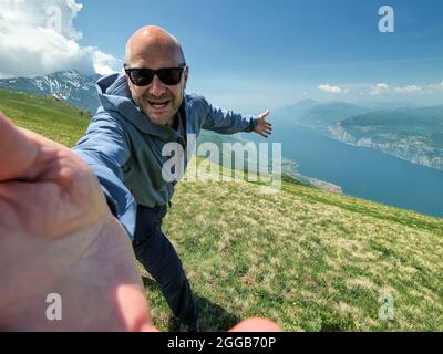 Wandermann in Italien auf dem Gipfel des Berges Stockfoto