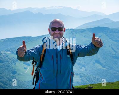 Wandermann in Italien auf dem Gipfel des Berges Stockfoto