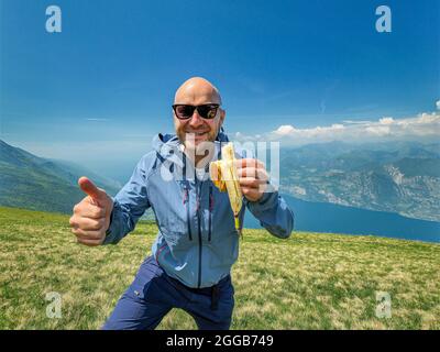 Wandermann in Italien auf dem Gipfel des Berges Stockfoto