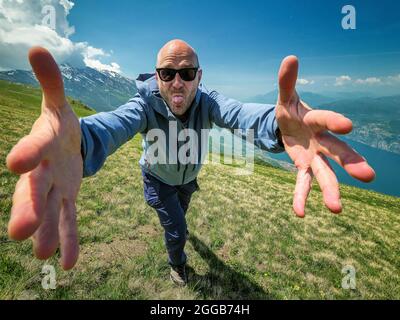 Wandermann in Italien auf dem Gipfel des Berges Stockfoto