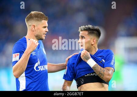 Gelsenkirchen, Deutschland. August 2021. Simon TERODDE l. (GE) mit Rodrigo ZALAZAR (GE), Geste, Geste, Gespraech Fußball 2. Bundesliga, 5. Spieltag, FC Schalke 04 (GE) - Fortuna Düsseldorf (D) 3: 1, am 08 28/2021 in Gelsenkirchen/Deutschland. Die DFL-Bestimmungen von #verbieten die Verwendung von Fotos als Bildsequenzen und/oder quasi-Video # Â Credit: dpa/Alamy Live News Stockfoto