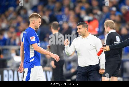 Gelsenkirchen, Deutschland. 29. August 2021. Trainer Diwidrios GRAMMOZIS (GE) Geste, Geste, mit Simon TERODDE l.. (GE) Fußball 2. Bundesliga, 5. Spieltag, FC Schalke 04 (GE) - Fortuna Düsseldorf (D) 3: 1, am 08/28/2021 in Gelsenkirchen/Deutschland. Die DFL-Bestimmungen von #verbieten die Verwendung von Fotos als Bildsequenzen und/oder quasi-Video # Â Credit: dpa/Alamy Live News Stockfoto