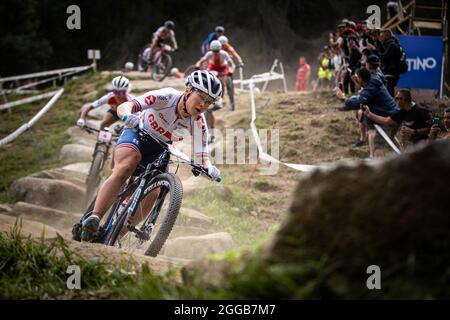 Die britische Evie Richards in Aktion während der UCI 2021 Mountainbike Cross Country World Championships in Vlad di Sole, Italien, 28. August 2021. ( Stockfoto