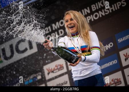 Die britische Evie Richards feiert eine Goldmedaille nach der UCI 2021 Mountainbike Cross Country Weltmeisterschaft in Vlad di Sole, Italien, Augus Stockfoto