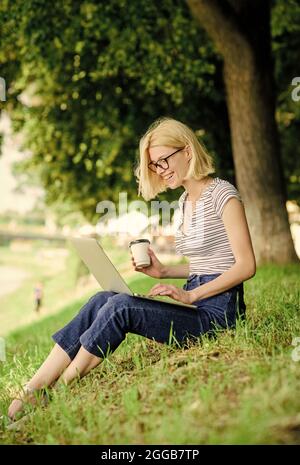 Mädchen Laptop im Freien. Warum Mitarbeiter im Freien arbeiten müssen. Im Freien zu sein, setzt die Mitarbeiter frischer Luft und Umweltveränderungen aus, die glücklich und machen Stockfoto