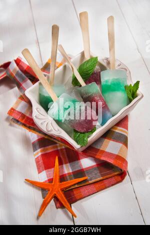 Präsentation Eiszapfen aus verschiedenen Farben und verschiedenen Geschmacksrichtungen gebildet Stockfoto