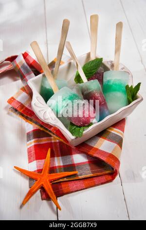 Präsentation Eiszapfen aus verschiedenen Farben und verschiedenen Geschmacksrichtungen gebildet Stockfoto