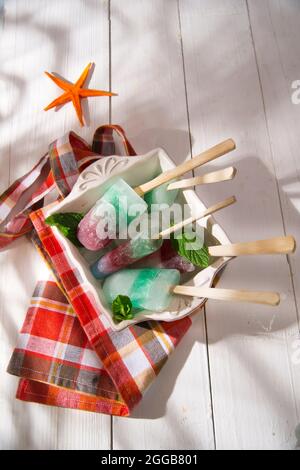 Präsentation Eiszapfen aus verschiedenen Farben und verschiedenen Geschmacksrichtungen gebildet Stockfoto