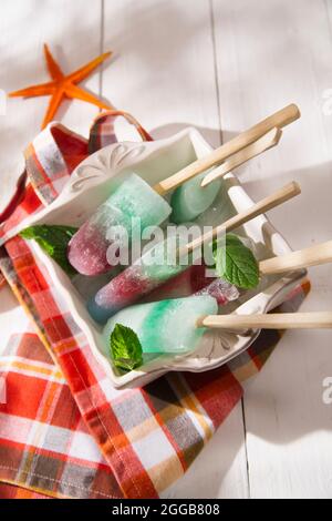 Präsentation Eiszapfen aus verschiedenen Farben und verschiedenen Geschmacksrichtungen gebildet Stockfoto