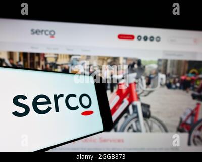 Handy mit Logo des britischen Dienstleistungsunternehmens Serco Group plc auf dem Bildschirm vor der Business-Website. Konzentrieren Sie sich auf die linke Seite des Telefondisplays. Stockfoto