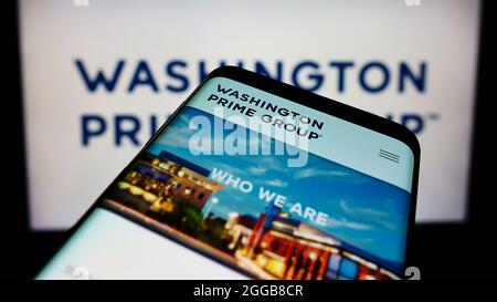 Mobiltelefon mit Webseite des US-Immobilienunternehmens Washington Prime Group Inc. Auf dem Bildschirm vor dem Logo. Konzentrieren Sie sich auf die obere linke Seite des Telefondisplays. Stockfoto
