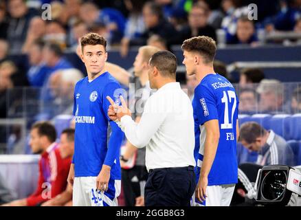 Gelsenkirchen, Deutschland. 29. Aug, 2021. Trainer Diwidrios GRAMMOZIS (GE) Geste, Geste, mit Matthew HOPPE l.. (GE) und Florian FLICK r. (GE), Substitution, Fußball 2. Bundesliga, 5. Spieltag, FC Schalke 04 (GE) - Fortuna Düsseldorf (D) 3: 1, am 08/28/2021 in Gelsenkirchen/Deutschland. Die DFL-Bestimmungen von #verbieten die Verwendung von Fotos als Bildsequenzen und/oder quasi-Video # Â Credit: dpa/Alamy Live News Stockfoto