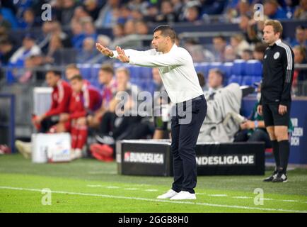 Gelsenkirchen, Deutschland. 29. Aug 2021. Trainer Diwidrios GRAMMOZIS (GE) Geste, Geste, Fußball 2. Bundesliga, 5. Spieltag, FC Schalke 04 (GE) - Fortuna Düsseldorf (D) 3: 1, am 08 28/2021 in Gelsenkirchen/Deutschland. Die DFL-Bestimmungen von #verbieten die Verwendung von Fotos als Bildsequenzen und/oder quasi-Video # Â Credit: dpa/Alamy Live News Stockfoto