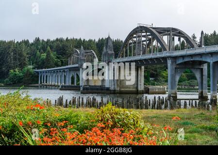 Siuslaw River Bridge über den Fluss. Florenz, Oregon, USA. Stockfoto