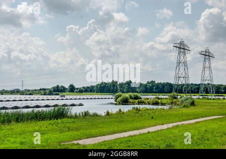 Zwolle, Niederlande, 4. August 2021: Der künstliche See Sekdoornse Plas wurde für die Kiesgewinnung mit einer großen Anzahl von schwimmenden Sonnenkollektoren geschaffen Stockfoto